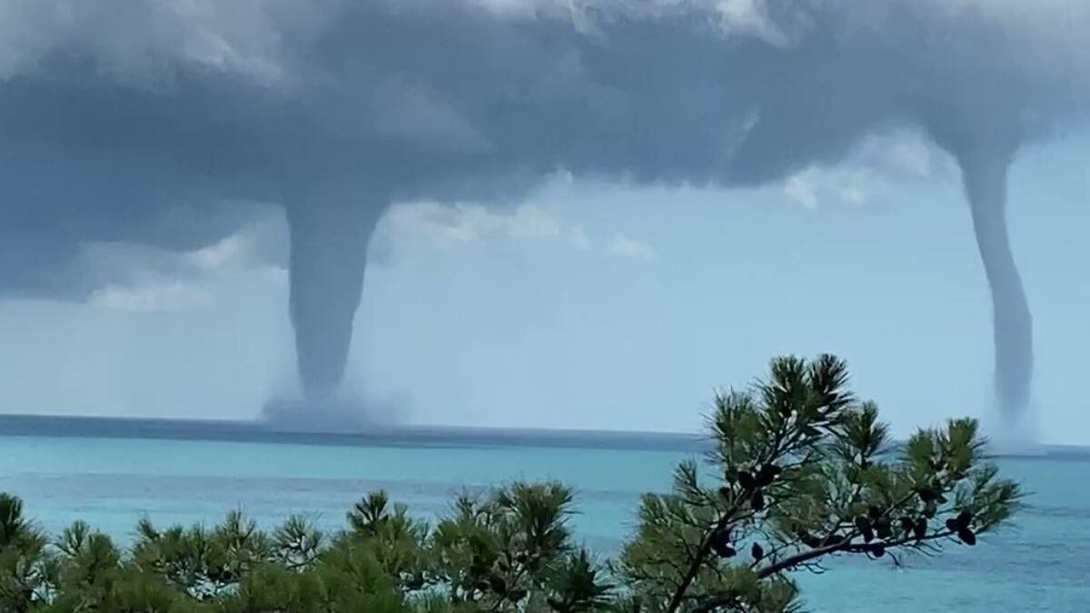 VIDEO | Impresionante: Dos enormes trombas marinas son captadas en el Mar Negro