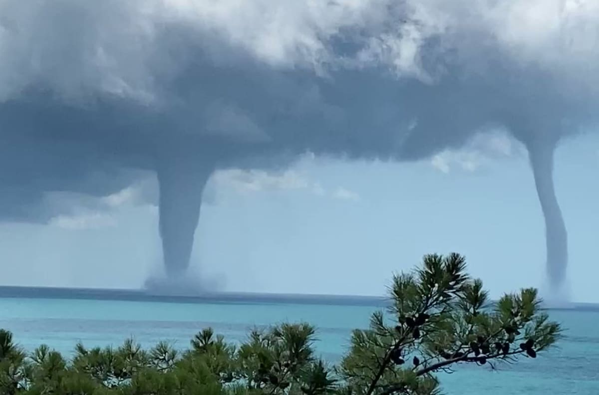 VIDEO | Impresionante: Dos enormes trombas marinas son captadas en el Mar Negro