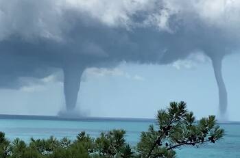 VIDEO | Impresionante: Dos enormes trombas marinas son captadas en el Mar Negro