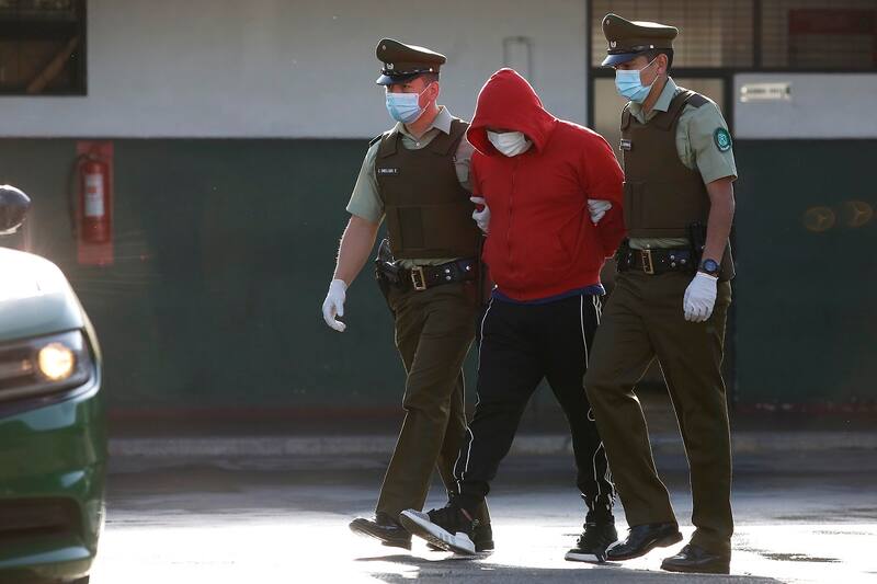 Santiago, 10 de noviembre de 2020.
Trasladan a presunto asesino en serie, luego de ser detenido tras cometer 7 homicidios.
Jonnathan Oyarzun/Aton Chile