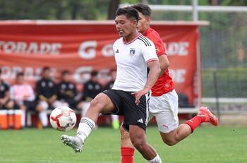 VIDEO | Goleador Sub 18 de Colo Colo que fue llamado por Gareca deslumbró con este sombrerito ante la UC