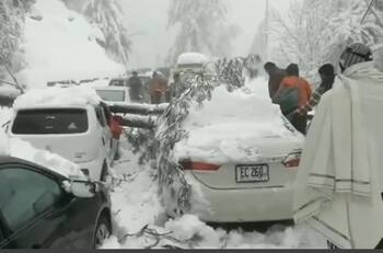 Tragedia en Pakistán: 21 personas murieron atrapadas en sus vehículos por ir a ver una tormenta de nieve