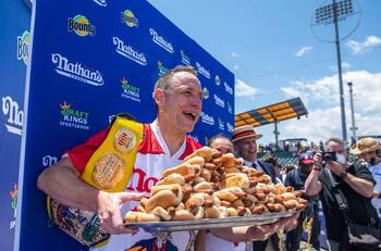 VIDEO| Mejor que Rafael Nadal: Joey Chestnut ganó por 15a vez el torneo de comer hot dogs en Estados Unidos