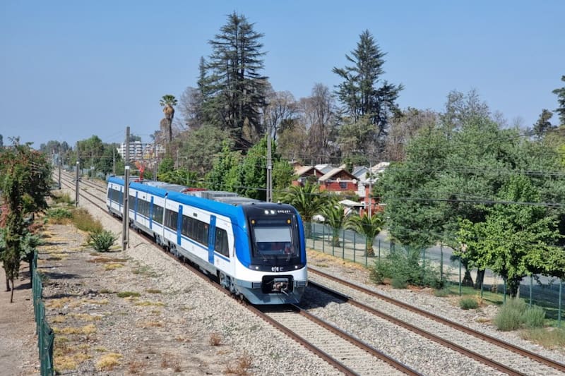 El megaproyecto ferroviario permitirá reducir los viajes entre Melipilla y Estación Central de dos horas a solo 46 minutos.