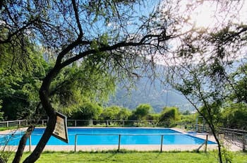 Este espectacular camping ubicado en el Cajón del Maipo es una buena opción para descansar y conectar con la naturaleza