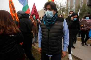 Pasajero insultó al alcalde Jadue en un avión: desde Teillier a Cubillos condenaron el hecho