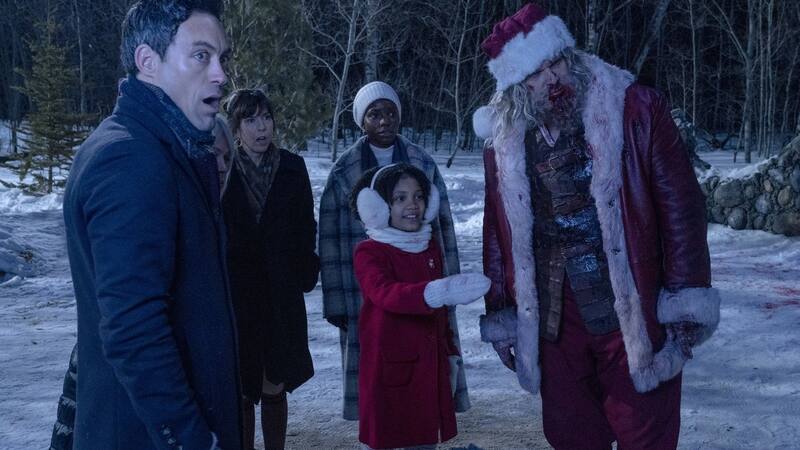 En "Noche sin Paz" Santa Klaus defiende a una familia de un grupo de delincuentes.