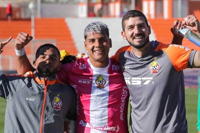 Con sus compañeros en El Cobre de El Salvador. Foto: @cristiantoroc3 en Instagram.