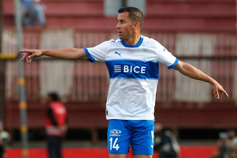 Agustín Farías jugando por la UC