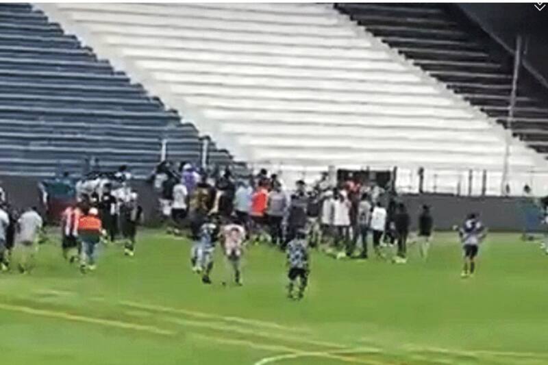 Hinchas íntimos irrumpen en una práctica del primer equipo.