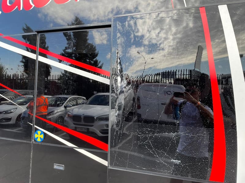 Así quedó el vidrio de una de las puertas del bus de la U.