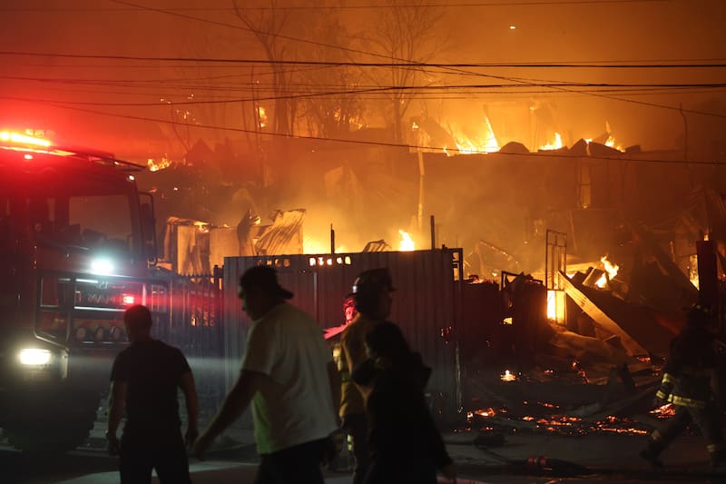 Producto del siniestro, se registran al menos 16 personas fallecidas y cerca de 50 mil evacuadas. Créditos: Carlos Acuna/Aton Chile.