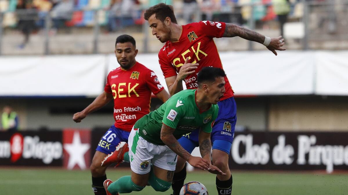 Santiago Wanderers puso sus ojos en defensor uruguayo que jugó con Kaká