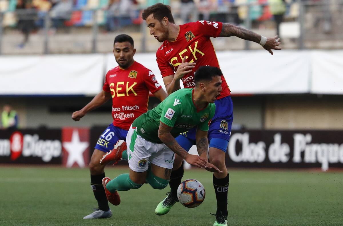 Santiago Wanderers puso sus ojos en defensor uruguayo que jugó con Kaká