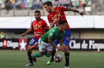 Santiago Wanderers puso sus ojos en defensor uruguayo que jugó con Kaká