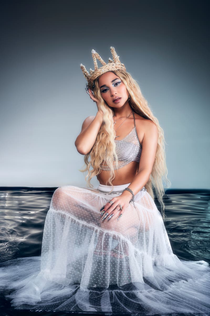 Princesa Alba se entregó al pop en su nuevo álbum.