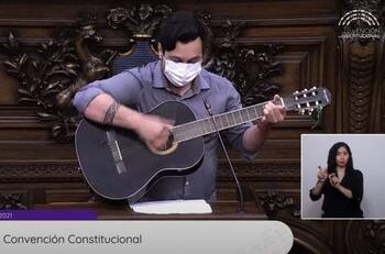 VIDEO | Constituyente citó a Chayanne y tocó guitarra: "Creo que es necesario desformalizar los espacios de poder"