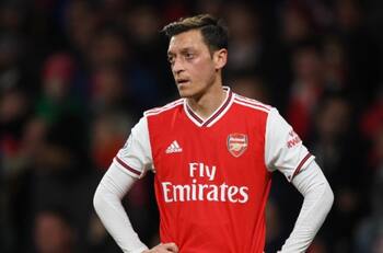 Mesut Özil no habría aceptado rebaja salarial en el Arsenal por el Covid-19
