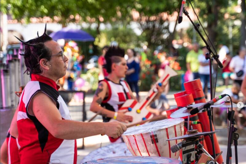 La banda realiza shows con instrumentos reciclados para concientizar sobre el reciclaje.