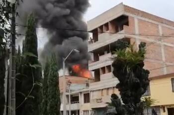 VIDEO | Avioneta se estrelló contra un edifico en Colombia y dejó al menos ocho fallecidos