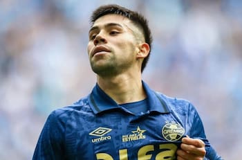 Alexander Aravena pierde respaldo y queda entrampado en Gremio