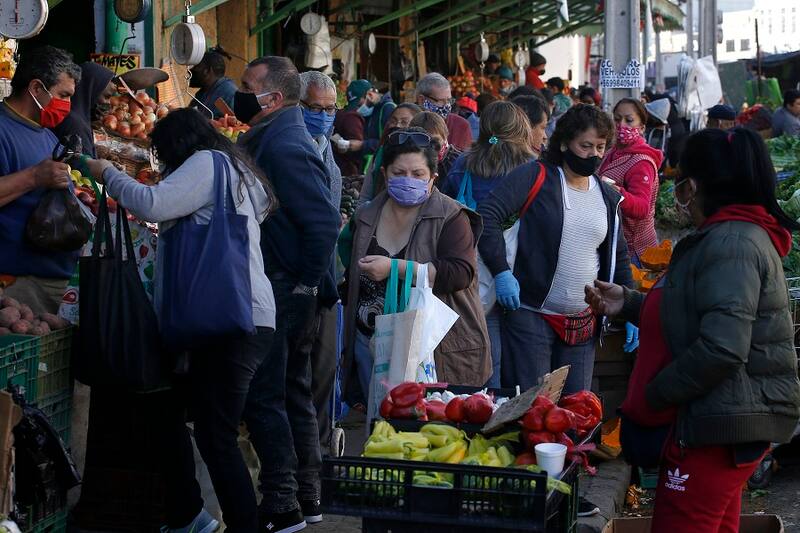 Valparaiso, 10 de junio de 2020.
Compras en Mercado Cardonal tras anuncio de cuarentena en Valparaiso
Sebastian Cisternas/ Aton Chile.