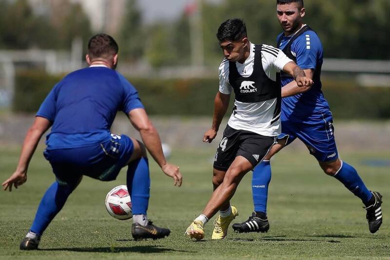Jordhy Thompson tuvo minutos de fútbol en el amistoso de Colo Colo versus Barnechea.