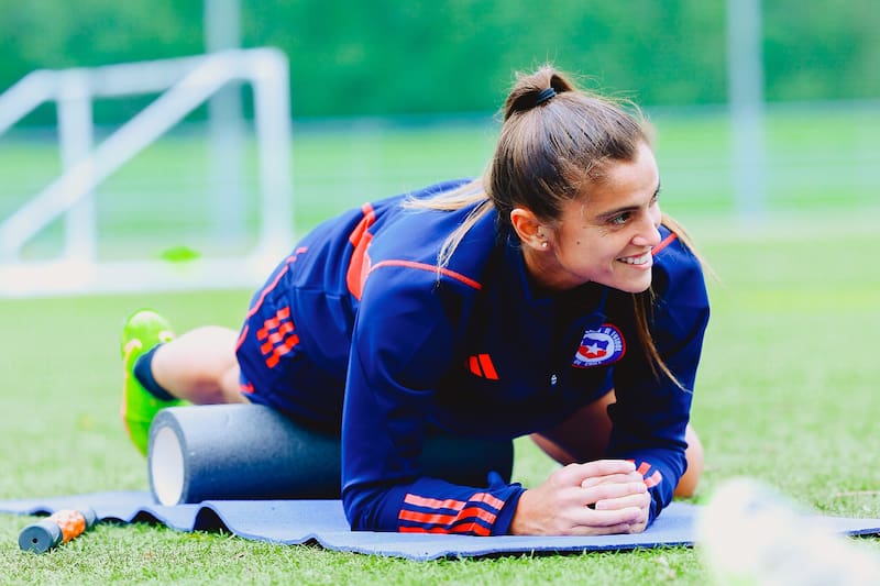 La mediocampista Gisela Pino, en la práctica de La Roja Femenina. Foto: Comunicaciones/ANFP.