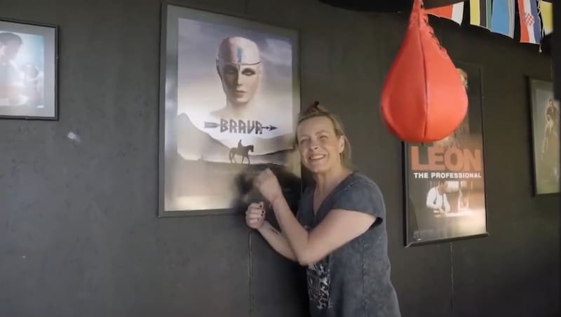 Claudia Conserva y su cuadro de "Brava". Créditos: Pantallazo CHV