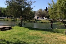 A menos de 2 horas de Santiago: Este camping alberga una extensa laguna de agua clara y piscinas aptas para el baño
