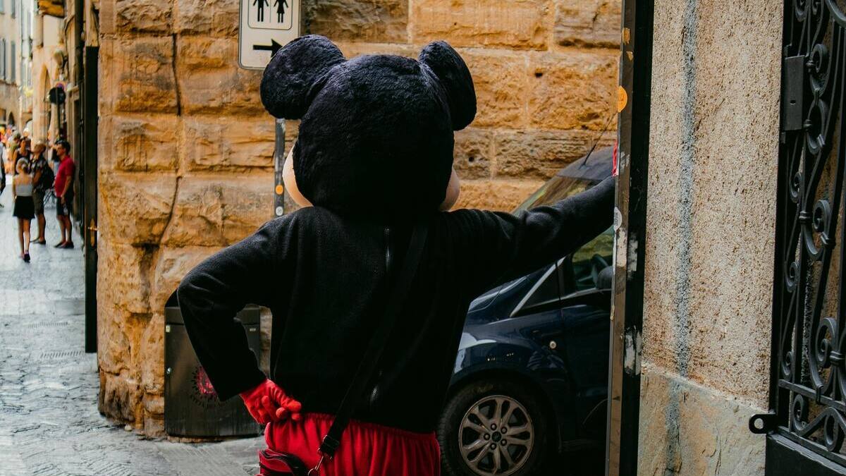 VIDEO | Mickey Mouse realiza show "privado" al ritmo de "Despechá" de Rosalía en un semáforo de Santiago