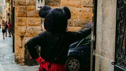 VIDEO | Mickey Mouse realiza show "privado" al ritmo de "Despechá" de Rosalía en un semáforo de Santiago