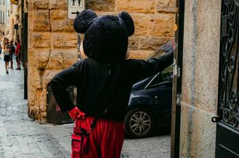 VIDEO | Mickey Mouse realiza show "privado" al ritmo de "Despechá" de Rosalía en un semáforo de Santiago