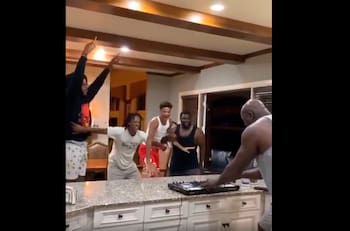 Shaquille O'neal las hace de DJ para pasar la cuarentena en Estados Unidos