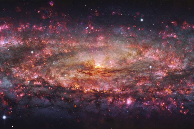 Está ubicada a 11 millones de años luz de distancia.