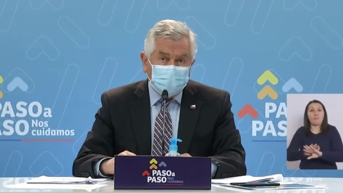 "¿Le llegó el brazo de reina ayer?": Explican la curiosa salida de libreto del ministro Paris en medio del informe del Minsal