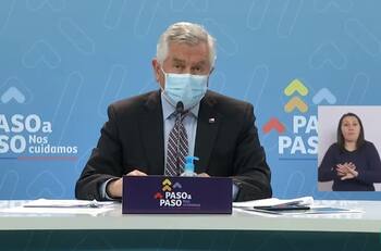 "¿Le llegó el brazo de reina ayer?": Explican la curiosa salida de libreto del ministro Paris en medio del informe del Minsal