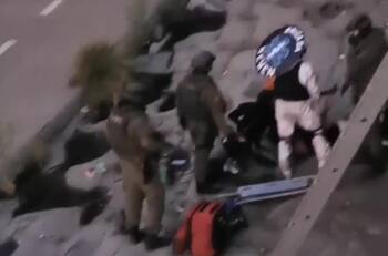 VIDEO | Manifestación en Plaza Baquedano: Persona cayó a la ribera del Río Mapocho