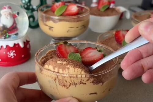 Es una excelente alternativa para el postre de Navidad. Además, es fácil de hacer.
Créditos: IG @valevalita.