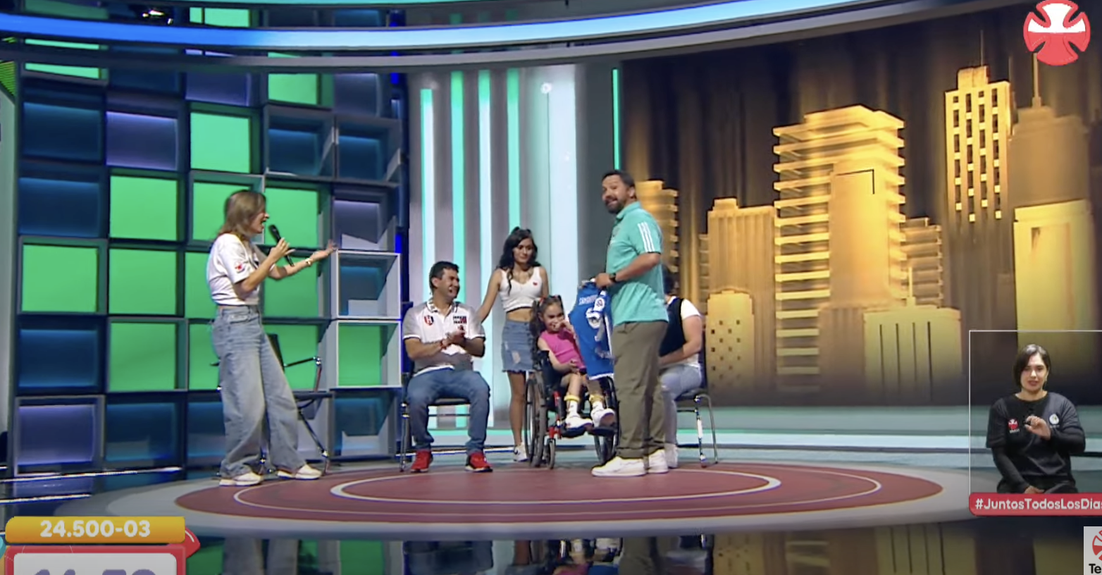 Manuel Iturra le entregó una camiseta de Leandro Fernández a Samanta.