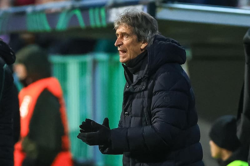 Manuel Pellegrini dirigiendo al Betis.