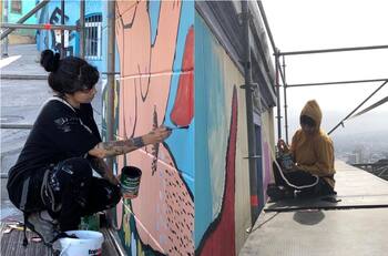 “Egoísta e individualista”: Seremi de Cultura asegura que Mon Laferte podría ser multada tras realizar mural en Valparaíso