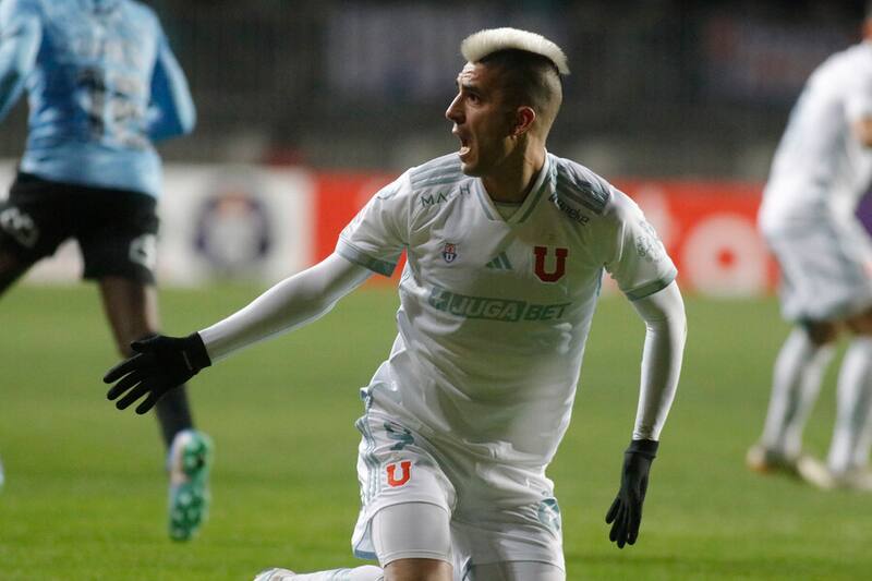 Los dos futbolistas de la U que suman bonos para reemplazar al delantero argentino ante Cobreloa. Foto: Aton.