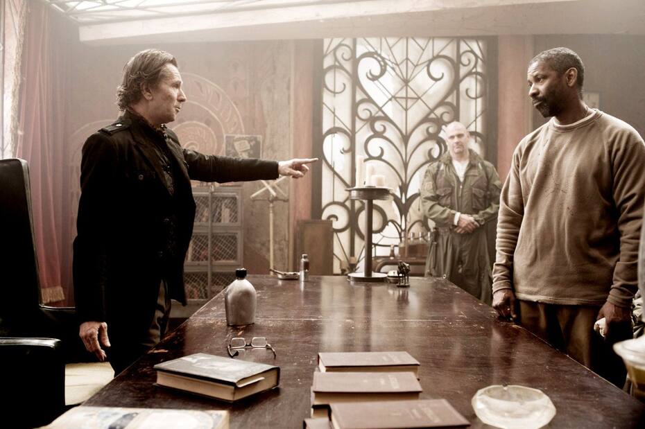 La enemistad entre Gary Oldman y Denzel Washington es uno de los elementos más aplaudidos del film.