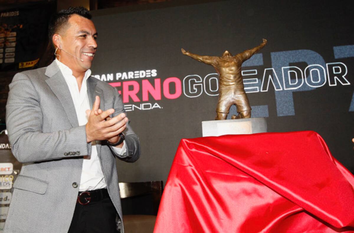 Esteban Paredes recibió una estatua por alcanzar el récord de "Chamaco" Valdés