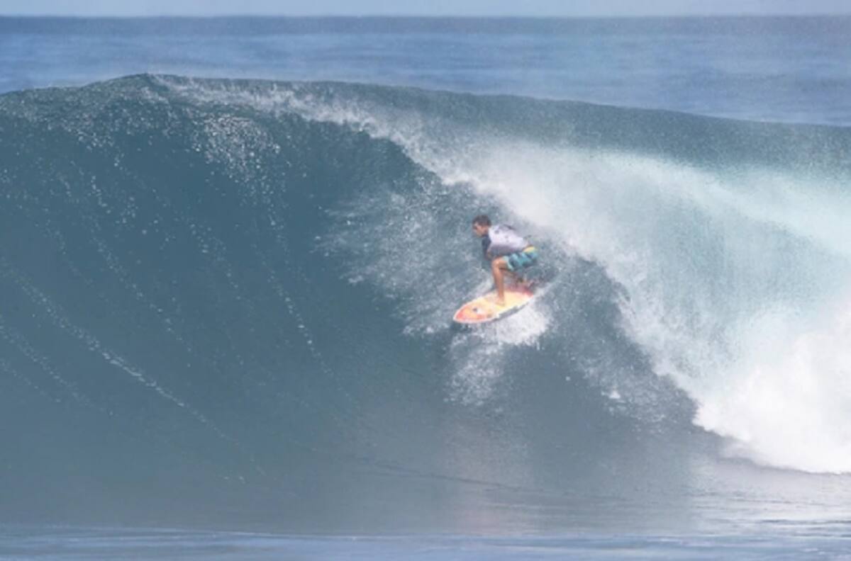 Difunden arriesgadas acrobacias del mundial de surf en Hawai