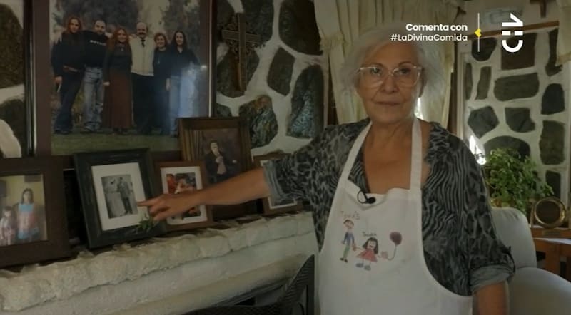 Teresita Reyes acumula muchos retratos y fotos de sus seres queridos. Créditos: Pantallazo CHV