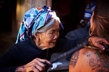 Conoce a la Tatuadora filipina de 106 años que apareció en la portada de Vogue