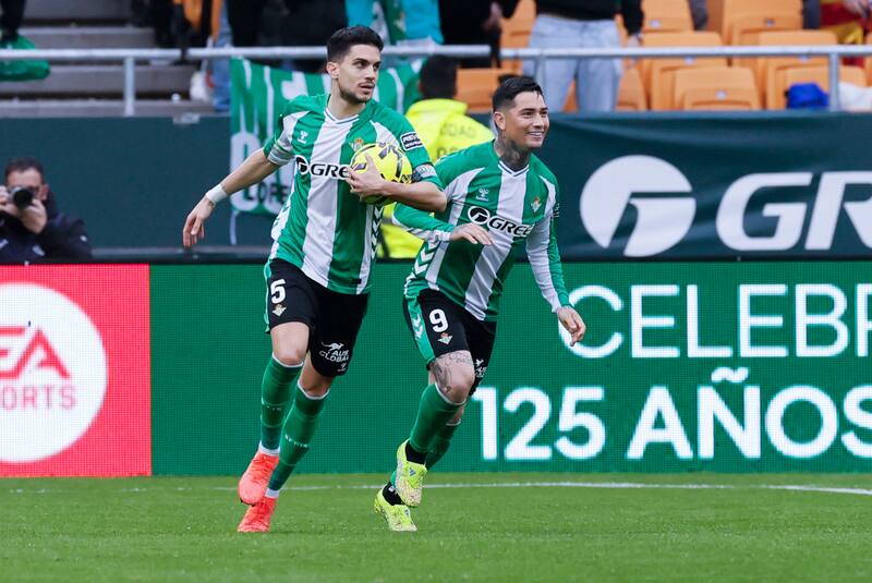 Manuel Pellegrini sumó un triunfo de oro y se ilusionan con alcanzar los puestos de Champions League. Foto: EFE.