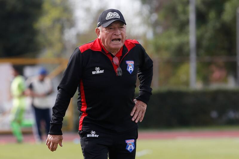 Con 76 años a cuestas y la pasión intacta, Hernán Clavo Godoy dirigió San Marcos de Arica.